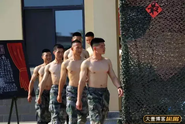 兵哥哥日常来一波,私底下的他们更有魅力! 兵哥哥日常来一波,私底下的他们更有魅力!