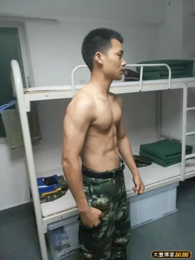 兵哥哥日常来一波,私底下的他们更有魅力! 兵哥哥日常来一波,私底下的他们更有魅力!