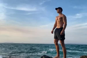 体育生加强版帅哥，随便在海滩上一站，就是一副让人喷鼻血的画面-大壹博客