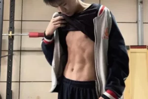 00后高中生自拍六块小腹肌，果然长大了-大壹博客