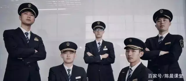 身高188CM的天菜男神列车长,人气高涨却依旧保持低调,难怪他火 身高188CM的天菜男神列车长,人气高涨却依旧保持低调,难怪他火