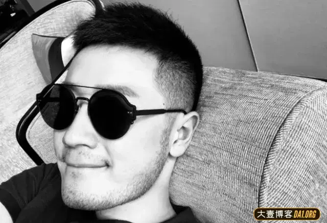 不苟言笑的禁欲系主持人,私下里却是居家型的胡茬暖男 不苟言笑的禁欲系主持人,私下里却是居家型的胡茬暖男
