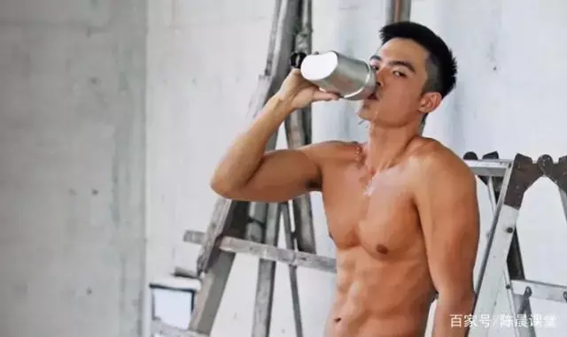 穿着迷彩服的军装哥哥,腹肌像搓衣板,脸蛋完全是天菜类型! 穿着迷彩服的军装哥哥,腹肌像搓衣板,脸蛋完全是天菜类型!