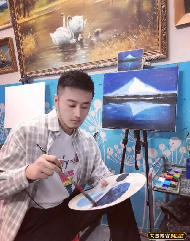不苟言笑的禁欲系主持人,私下里却是居家型的胡茬暖男 不苟言笑的禁欲系主持人,私下里却是居家型的胡茬暖男