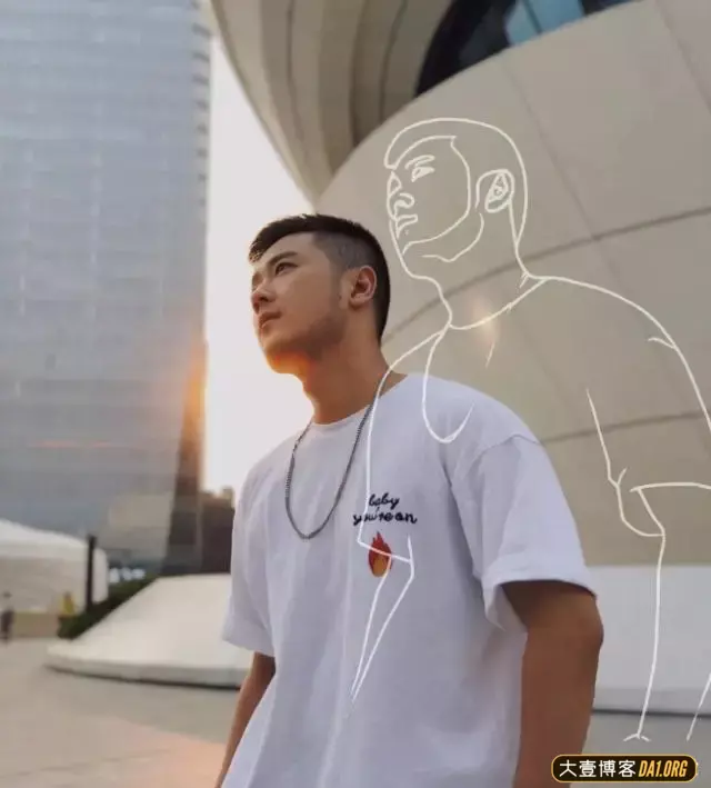 不苟言笑的禁欲系主持人,私下里却是居家型的胡茬暖男 不苟言笑的禁欲系主持人,私下里却是居家型的胡茬暖男