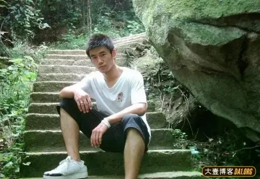 不苟言笑的禁欲系主持人,私下里却是居家型的胡茬暖男 不苟言笑的禁欲系主持人,私下里却是居家型的胡茬暖男