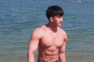 海边偶遇一身腱子肉的大男孩，他的胸肌令我着迷！-大壹博客