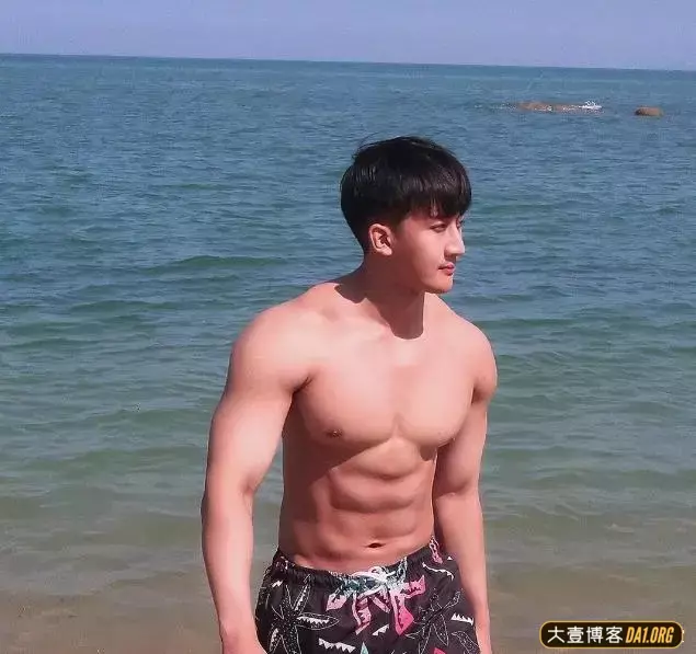 海边偶遇一身腱子肉的大男孩,他的胸肌令我着迷! 海边偶遇一身腱子肉的大男孩,他的胸肌令我着迷!