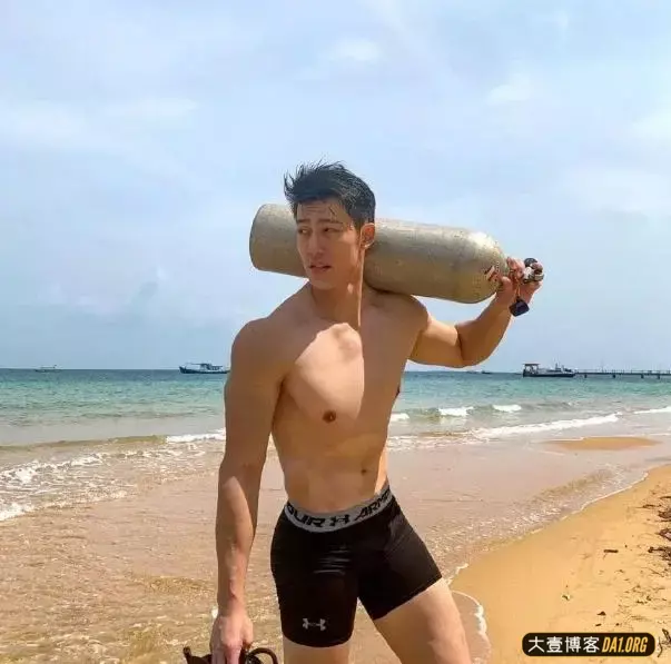 海边偶遇一身腱子肉的大男孩,他的胸肌令我着迷! 海边偶遇一身腱子肉的大男孩,他的胸肌令我着迷!