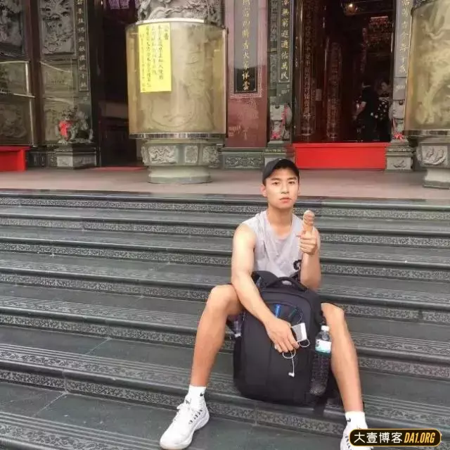 1米80的中文系学长,穿上衣服文质彬彬,脱了衣服身材好狂野! 1米80的中文系学长,穿上衣服文质彬彬,脱了衣服身材好狂野!