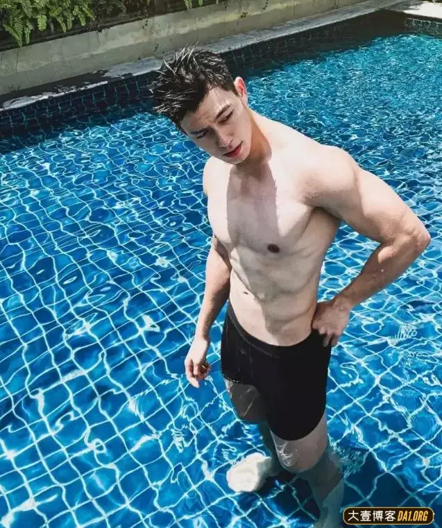 海边偶遇一身腱子肉的大男孩,他的胸肌令我着迷! 海边偶遇一身腱子肉的大男孩,他的胸肌令我着迷!