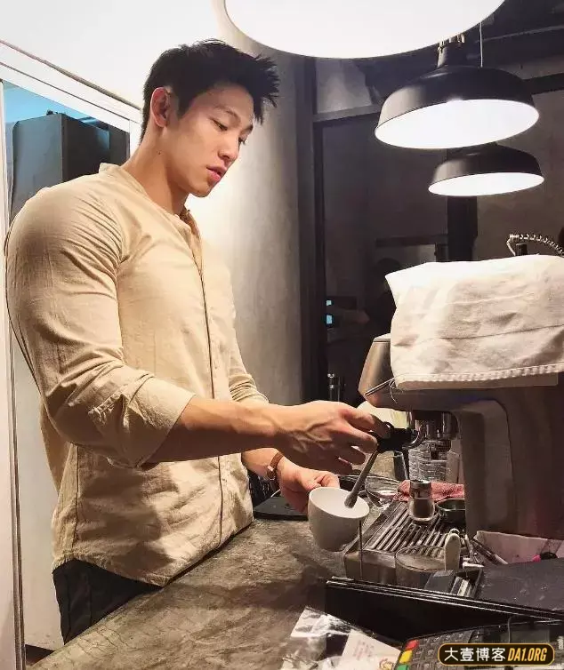 海边偶遇一身腱子肉的大男孩,他的胸肌令我着迷! 海边偶遇一身腱子肉的大男孩,他的胸肌令我着迷!
