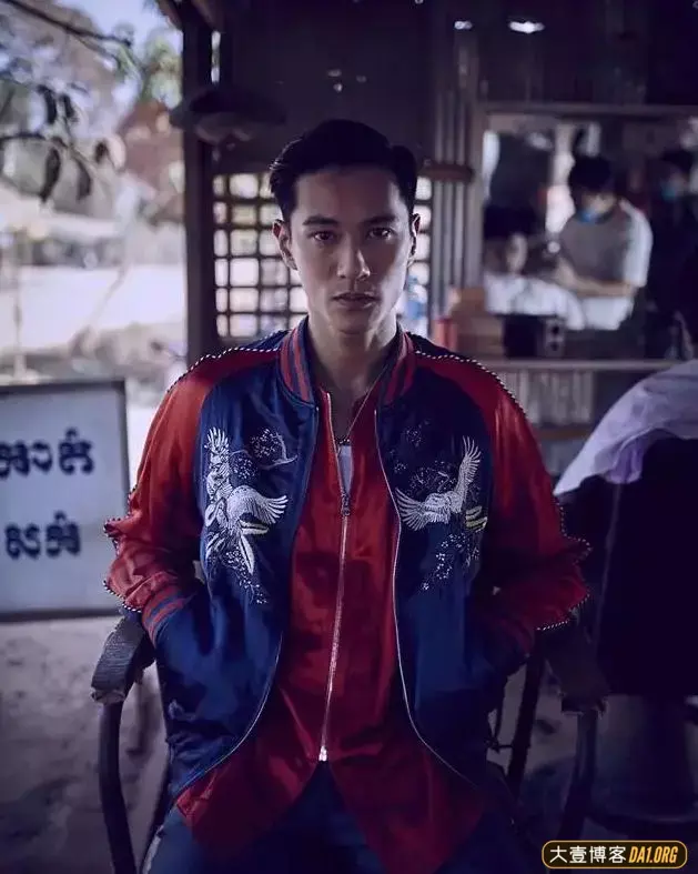 子弹肌男星戏中晒古铜色肌肉加man爆的男人味,好看的浑然天成! 子弹肌男星戏中晒古铜色肌肉加man爆的男人味,好看的浑然天成!