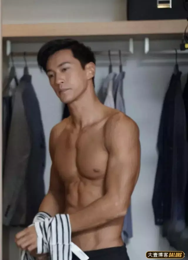 子弹肌男星戏中晒古铜色肌肉加man爆的男人味,好看的浑然天成! 子弹肌男星戏中晒古铜色肌肉加man爆的男人味,好看的浑然天成!