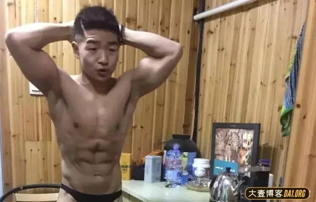 99年的健身爱好者:从木头墩子到型男身材的蜕变! 99年的健身爱好者:从木头墩子到型男身材的蜕变!