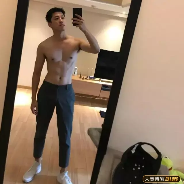 白净斯文的天菜小哥,确认过眼神,这又是我们得不到的男人! 白净斯文的天菜小哥,确认过眼神,这又是我们得不到的男人!