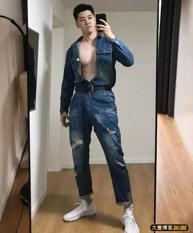 白净斯文的天菜小哥,确认过眼神,这又是我们得不到的男人! 白净斯文的天菜小哥,确认过眼神,这又是我们得不到的男人!