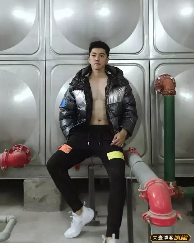 白净斯文的天菜小哥,确认过眼神,这又是我们得不到的男人! 白净斯文的天菜小哥,确认过眼神,这又是我们得不到的男人!