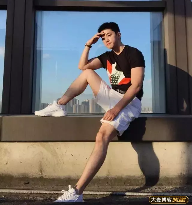 白净斯文的天菜小哥,确认过眼神,这又是我们得不到的男人! 白净斯文的天菜小哥,确认过眼神,这又是我们得不到的男人!