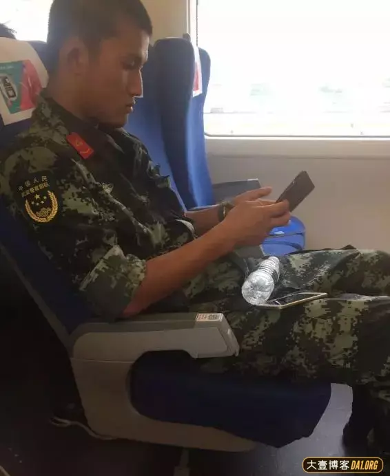 火车上偶遇身高1米8的大鼻子兵哥哥,却没有勇气要联系方式 火车上偶遇身高1米8的大鼻子兵哥哥,却没有勇气要联系方式