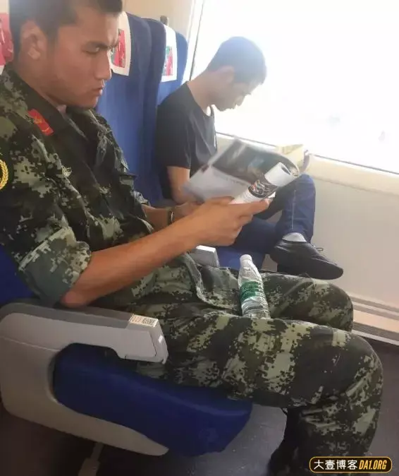 火车上偶遇身高1米8的大鼻子兵哥哥,却没有勇气要联系方式 火车上偶遇身高1米8的大鼻子兵哥哥,却没有勇气要联系方式