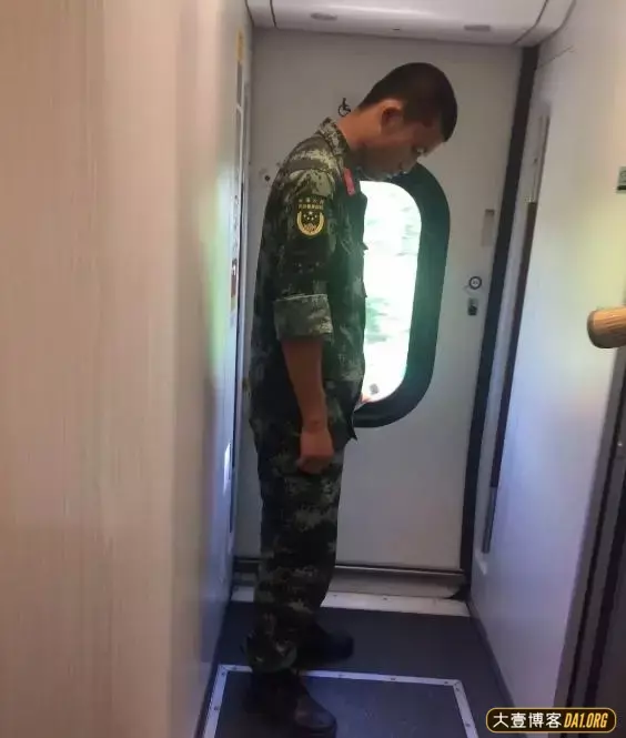 火车上偶遇身高1米8的大鼻子兵哥哥,却没有勇气要联系方式 火车上偶遇身高1米8的大鼻子兵哥哥,却没有勇气要联系方式