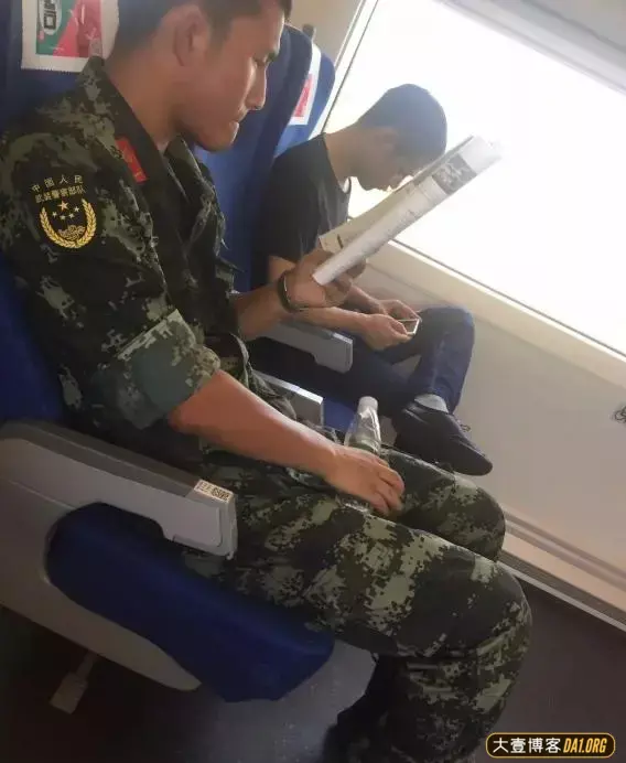 火车上偶遇身高1米8的大鼻子兵哥哥,却没有勇气要联系方式 火车上偶遇身高1米8的大鼻子兵哥哥,却没有勇气要联系方式