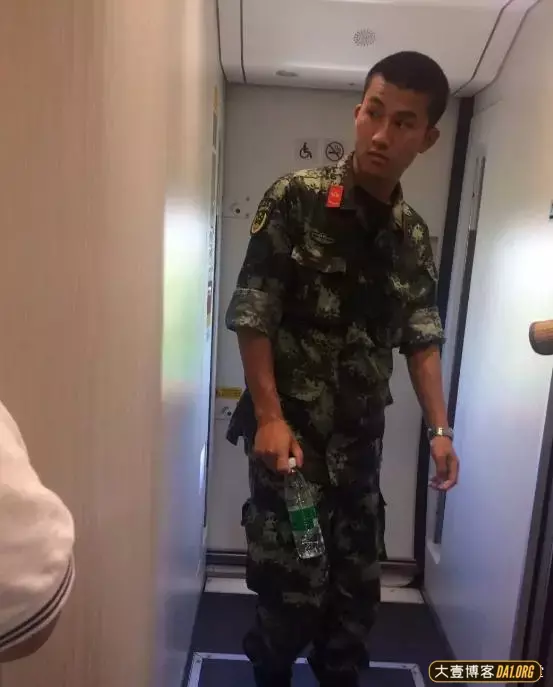 火车上偶遇身高1米8的大鼻子兵哥哥,却没有勇气要联系方式 火车上偶遇身高1米8的大鼻子兵哥哥,却没有勇气要联系方式