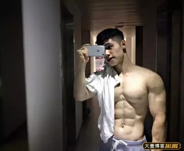 “巧克力腹肌大赛”将各路筋肉帅锅一网打尽,六块腹肌盘就完了! “巧克力腹肌大赛”将各路筋肉帅锅一网打尽,六块腹肌盘就完了!