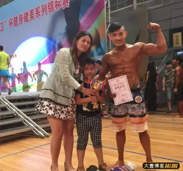 山东汉子因减肥入撸铁坑:看他健身后的变化! 山东汉子因减肥入撸铁坑:看他健身后的变化!