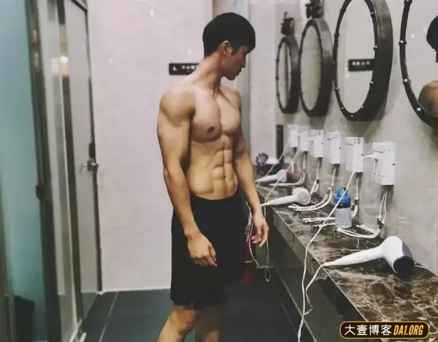 “巧克力腹肌大赛”将各路筋肉帅锅一网打尽,六块腹肌盘就完了! “巧克力腹肌大赛”将各路筋肉帅锅一网打尽,六块腹肌盘就完了!