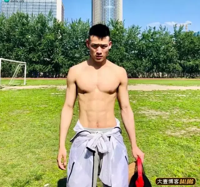 98年直男体育生小爷们：飒爽阳刚的男人，往往总是最吸引人的