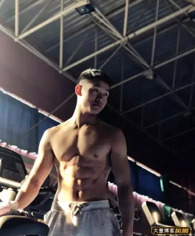 98年直男体育生小爷们：飒爽阳刚的男人，往往总是最吸引人的