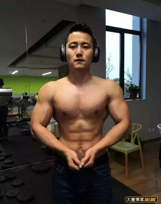 受施瓦辛格影响,新疆小伙练就一身肌肉! 受施瓦辛格影响,新疆小伙练就一身肌肉!