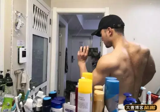 受施瓦辛格影响,新疆小伙练就一身肌肉! 受施瓦辛格影响,新疆小伙练就一身肌肉!