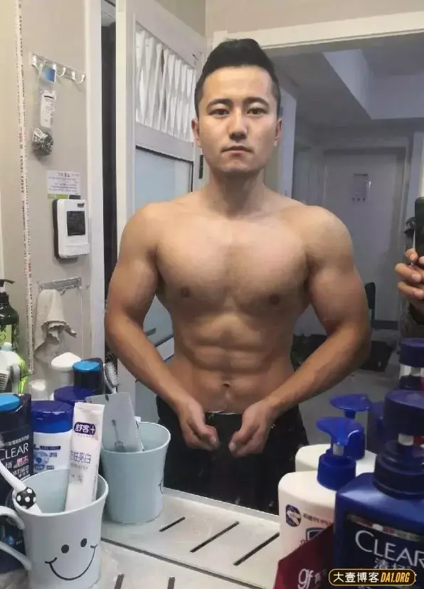 受施瓦辛格影响,新疆小伙练就一身肌肉! 受施瓦辛格影响,新疆小伙练就一身肌肉!