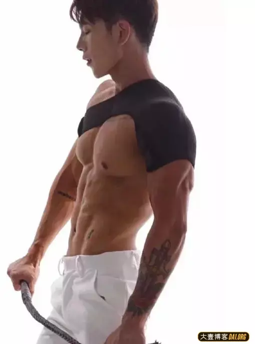 痞帅的肌肉车模！竟是健身狂魔，身材超赞！