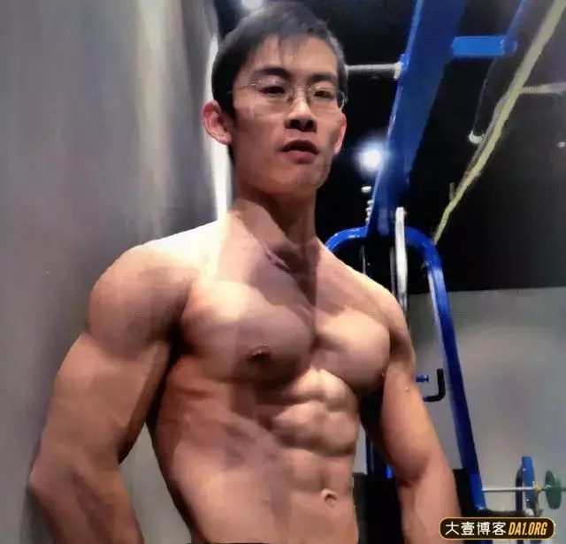 咏春拳师变筋肉男:这个32岁河南汉子不得了! 咏春拳师变筋肉男:这个32岁河南汉子不得了!