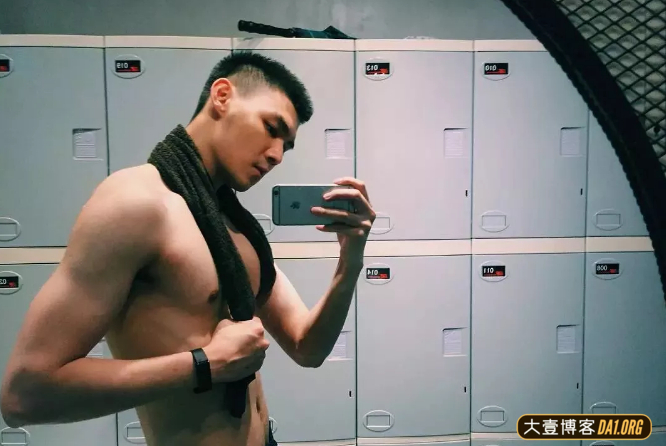 圆寸萌脸的正装小哥哥，特别喜欢穿短裤来展示自己的大长腿！-大壹博客