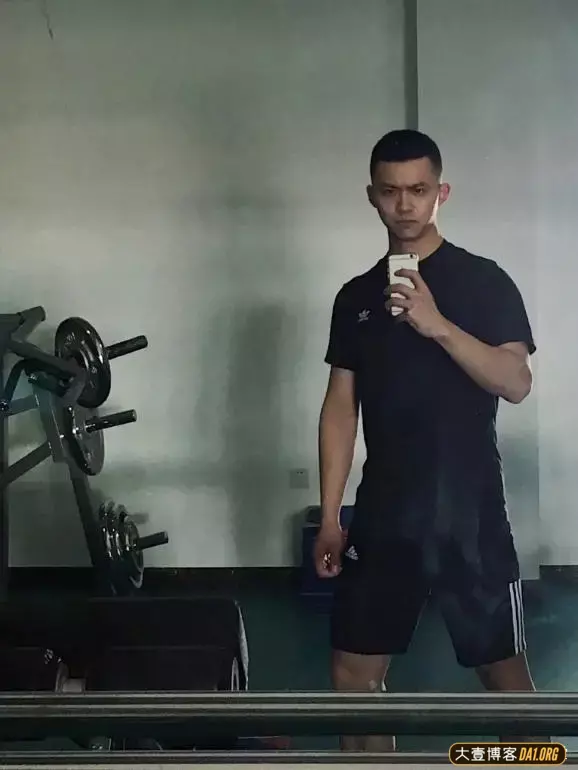 寸头肌肉小哥,公狗腰大长腿,是不是你的菜呢? 寸头肌肉小哥,公狗腰大长腿,是不是你的菜呢?