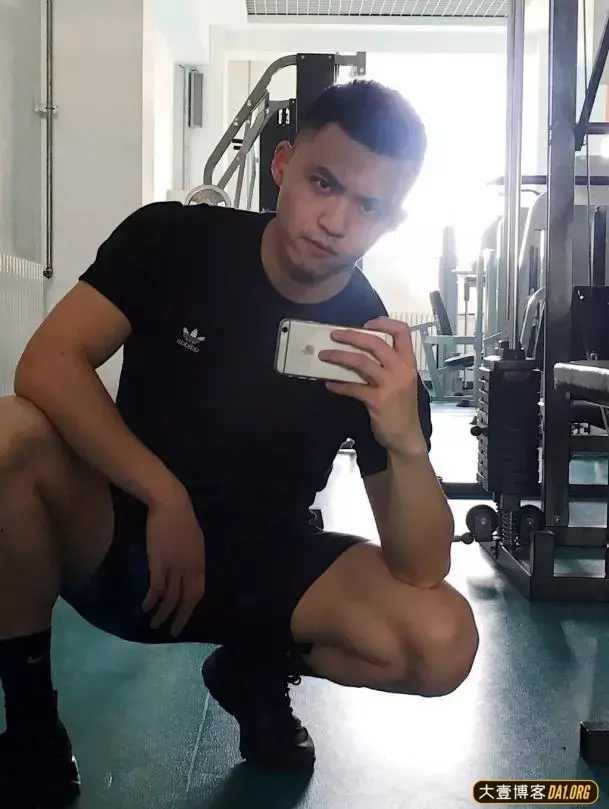 寸头肌肉小哥,公狗腰大长腿,是不是你的菜呢? 寸头肌肉小哥,公狗腰大长腿,是不是你的菜呢?