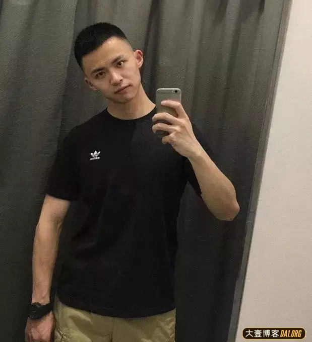寸头肌肉小哥,公狗腰大长腿,是不是你的菜呢? 寸头肌肉小哥,公狗腰大长腿,是不是你的菜呢?