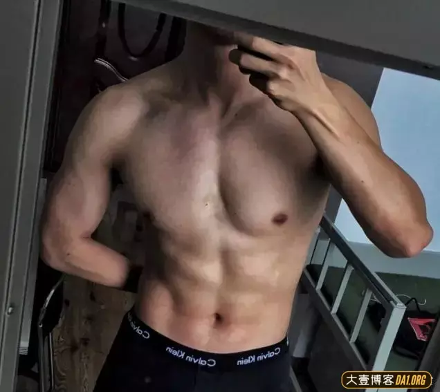 寸头肌肉小哥,公狗腰大长腿,是不是你的菜呢? 寸头肌肉小哥,公狗腰大长腿,是不是你的菜呢?