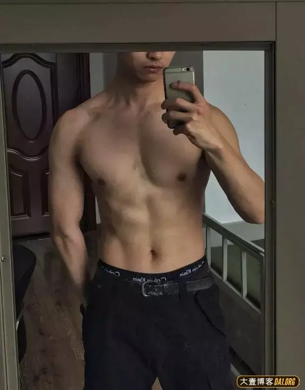 寸头肌肉小哥,公狗腰大长腿,是不是你的菜呢? 寸头肌肉小哥,公狗腰大长腿,是不是你的菜呢?