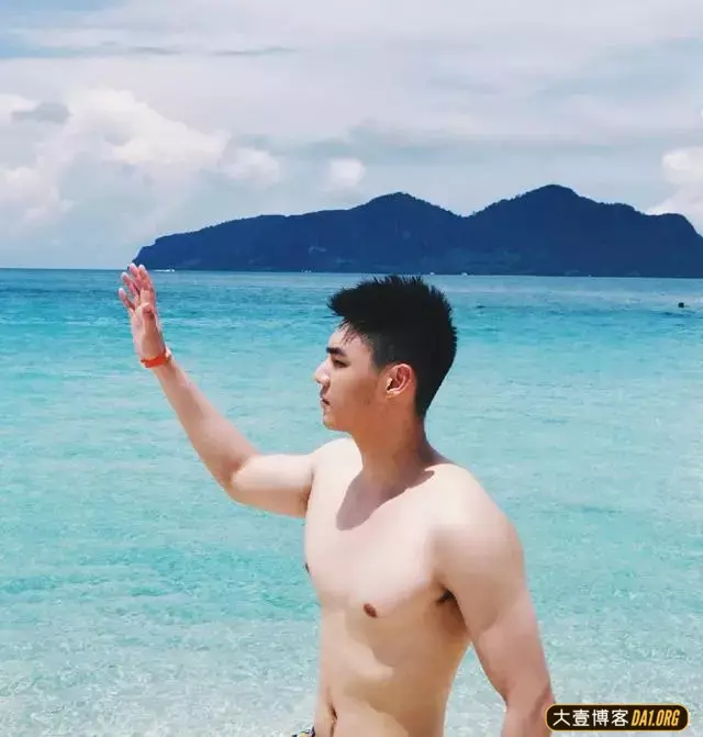 圆寸萌脸的正装小哥哥,特别喜欢穿短裤来展示自己的大长腿! 圆寸萌脸的正装小哥哥,特别喜欢穿短裤来展示自己的大长腿!