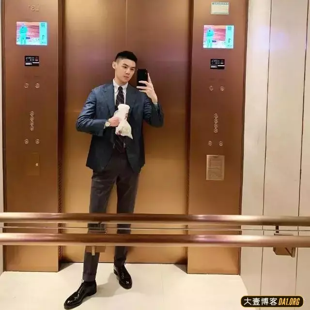 圆寸萌脸的正装小哥哥,特别喜欢穿短裤来展示自己的大长腿! 圆寸萌脸的正装小哥哥,特别喜欢穿短裤来展示自己的大长腿!