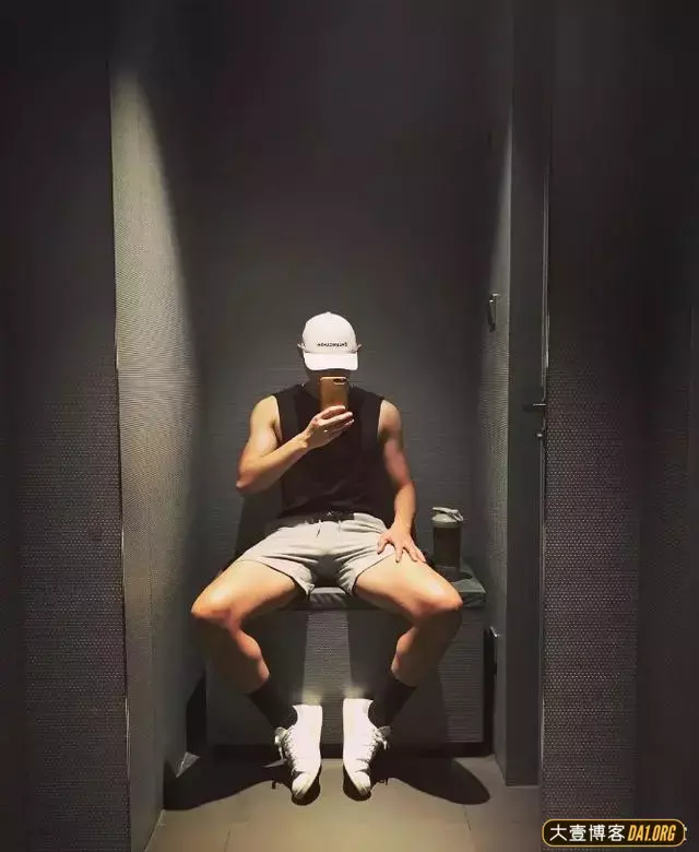 圆寸萌脸的正装小哥哥,特别喜欢穿短裤来展示自己的大长腿! 圆寸萌脸的正装小哥哥,特别喜欢穿短裤来展示自己的大长腿!