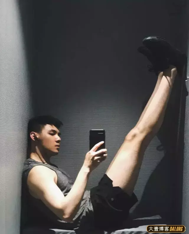 圆寸萌脸的正装小哥哥,特别喜欢穿短裤来展示自己的大长腿! 圆寸萌脸的正装小哥哥,特别喜欢穿短裤来展示自己的大长腿!
