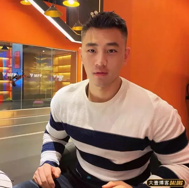 曾当红清纯校草变肌肉帅哥,颜值依旧在线,不过身材越来越壮了! 曾当红清纯校草变肌肉帅哥,颜值依旧在线,不过身材越来越壮了!