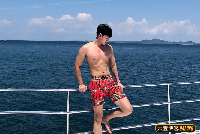 五官精致的韩国肌肉男神，皮肤吹弹可破，有着标配的大长腿！-大壹博客